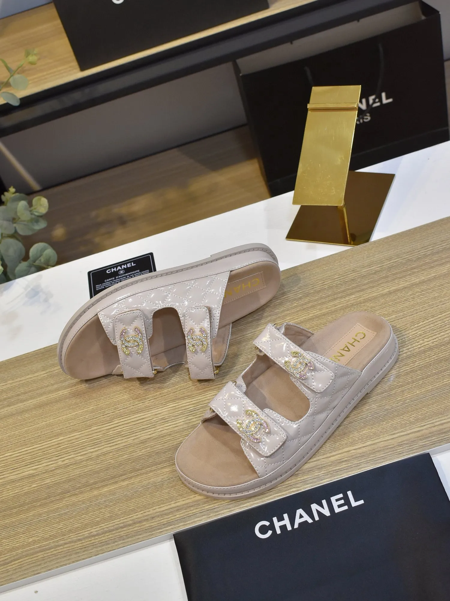 👟👟Ex-factory price 420👟👟 𝑐ℎ𝒶𝓃𝓮𝓁 2025 early spring double pearl latest season new Velcro slippers ————————————❤ European purchasing agent & fragrance grandma’s new fashion latest layout 🔛 Small fragrance sandals that exude lasting charm ~ The original development supports any comparison in the market 🆚The so-called smooth and natural lines To restore the original look, many celebrities have recommended it as one of the must-have items for spring. It is super comfortable on the feet! [Top version] ⚫ Size: 35-41 (41-42 customized, non-returnable)